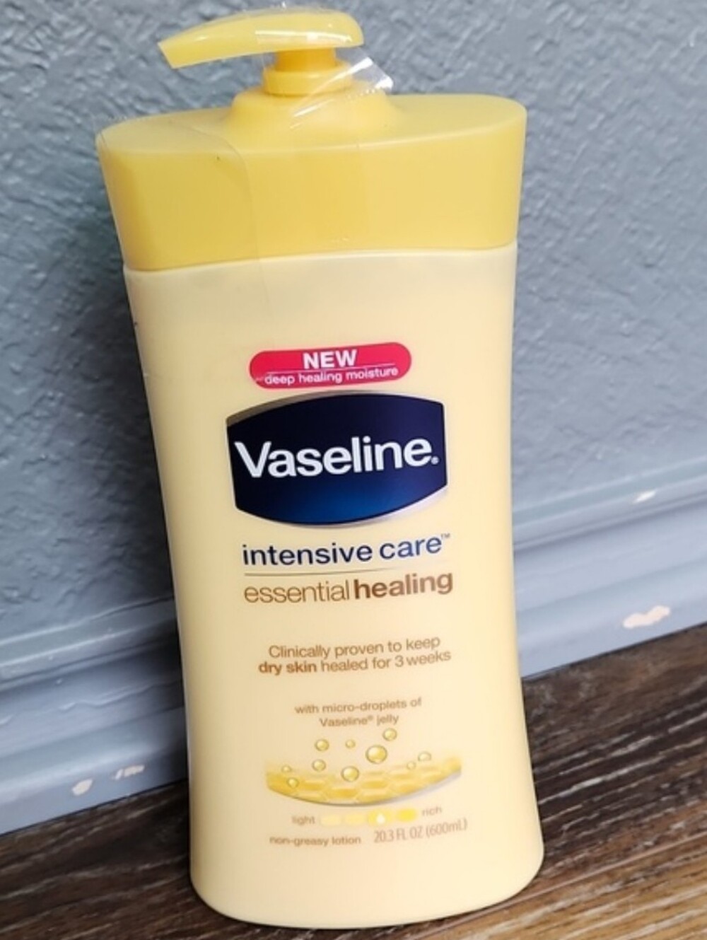 NWT Vaseline Intensive Care Essential Healing Lotion